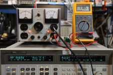 power_supplies:hp_et-1964_variable_ac_supply_powered_up_loaded_01.jpg